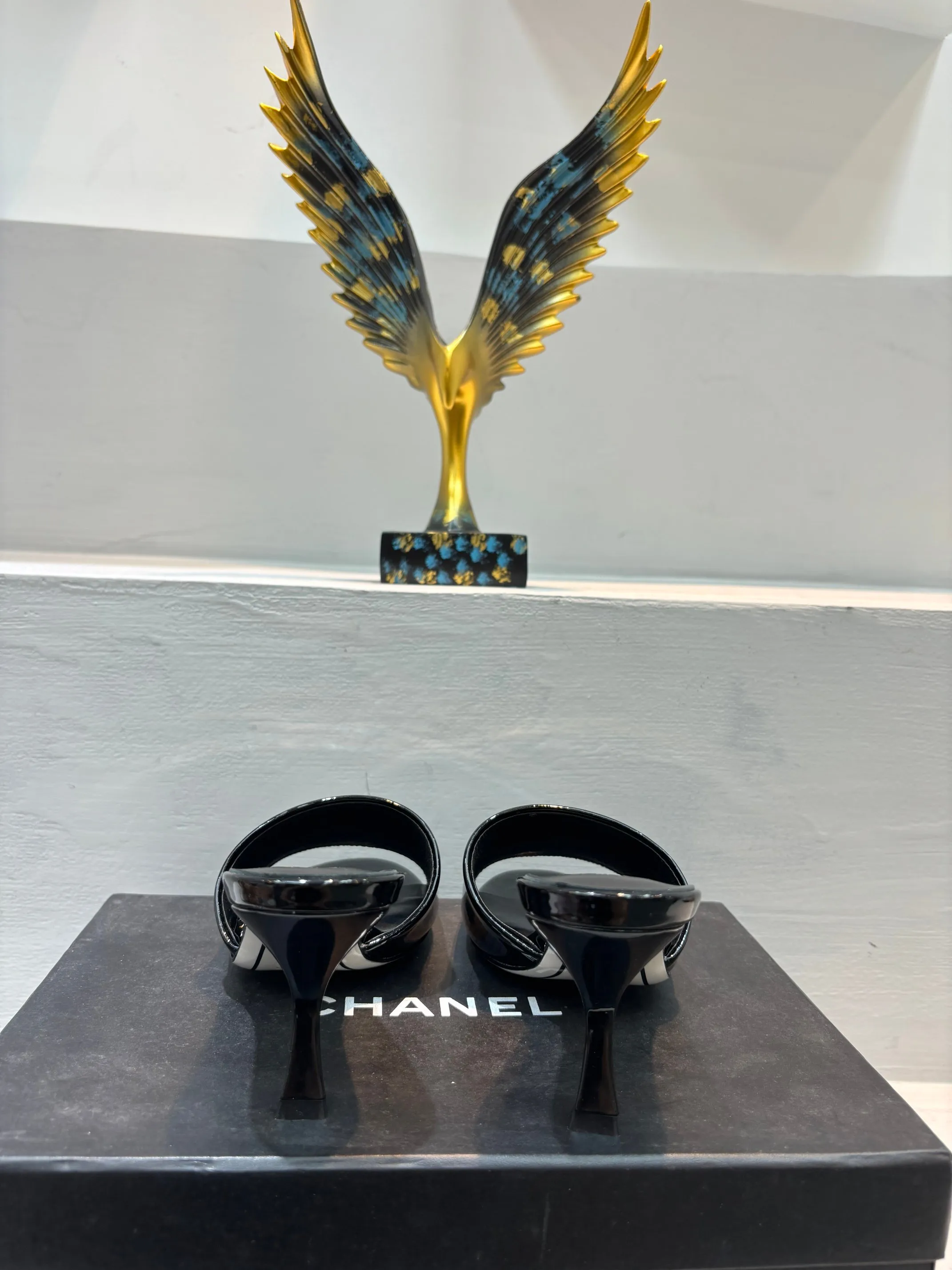 👟👟Ex-factory price 520👟👟 🌲🌲🌲 Chanel's new slippers for early summer, the same style is used by major fashion bloggers and celebrities, they are so beautiful! The upper is made of imported glossy patent leather and the lining is made of sheepskin. Original leather outsole, heel height 5cm. Size: 35-41 (custom-made 40 and 41 non-refundable)